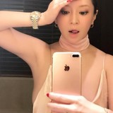 浜崎あゆみ、スリップドレスで胸元あらわ　「左手薬指の指輪」「男物のロレックス」にも注目集まる