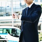 データで判明！街中で「高収入男性を見抜く」簡単な方法とは…