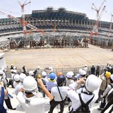 東京五輪に不安…新国立競技場の暑さ対策は“打ち水”の仰天