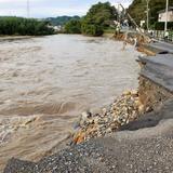 後を絶たない台風のときに「川を見に行く人」にはどんな心理が働いているのか？