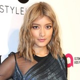 ローラ、ド派手なピンクコーデに“舌だし”ショット披露