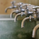 洋式の比率はまだ57％…公立小中に和式トイレが多いのはなぜか