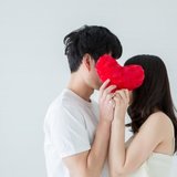 女性が不倫に走るとき「結婚前の飲み友達と久々に再会した流れで」「取引先の人に食事に誘われて……」