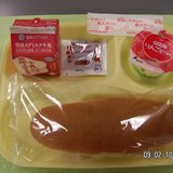 おかずゼロ…コロナ感染予防で苦渋の「簡易給食」 コッペパン1.2倍に 栄養不足の懸念も