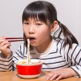 ｢カップ麺の牛乳戻し｣子どもの食生活が危機的だ ｢味噌汁は臭い｣｢朝食は冷凍餃子｣実態は？